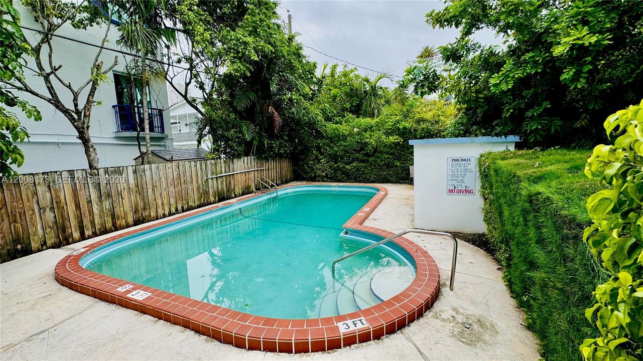 For Sale: $345,000 (1 beds, 1 baths, 810 Square Feet)