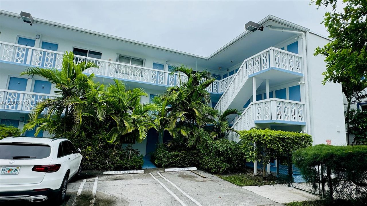 For Sale: $345,000 (1 beds, 1 baths, 810 Square Feet)