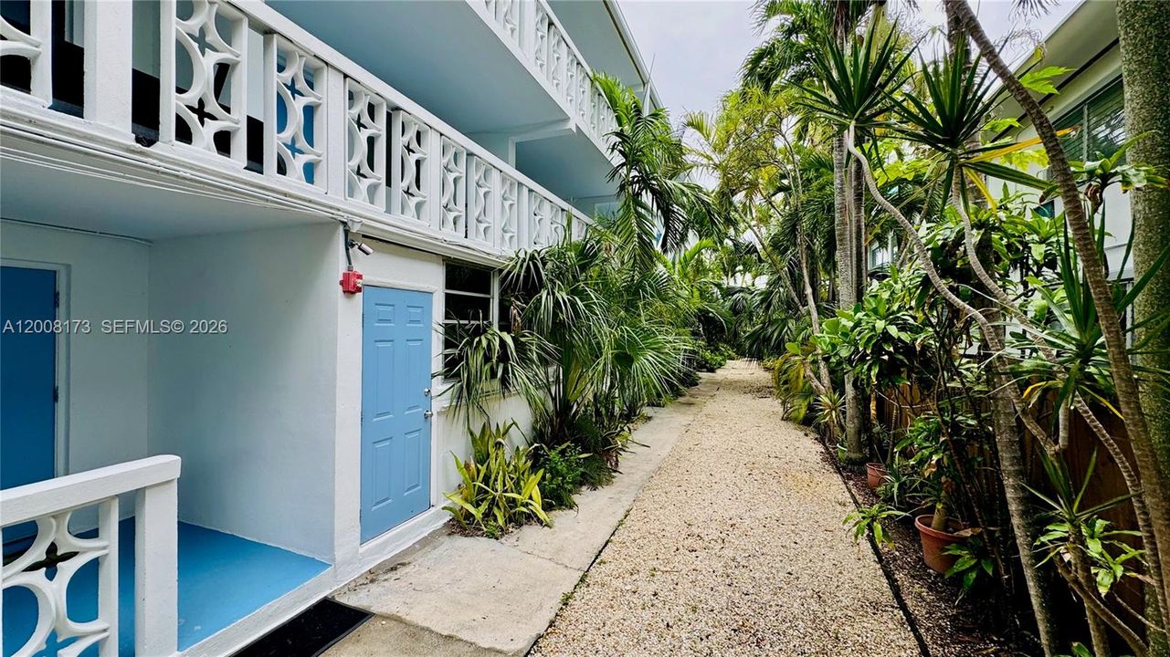 For Sale: $345,000 (1 beds, 1 baths, 810 Square Feet)