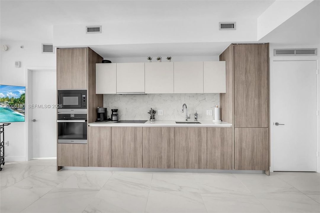 Recently Sold: $760,000 (2 beds, 2 baths, 912 Square Feet)