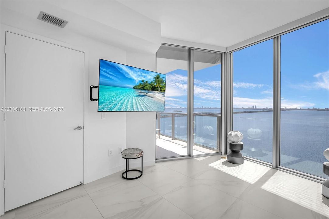 Recently Sold: $760,000 (2 beds, 2 baths, 912 Square Feet)