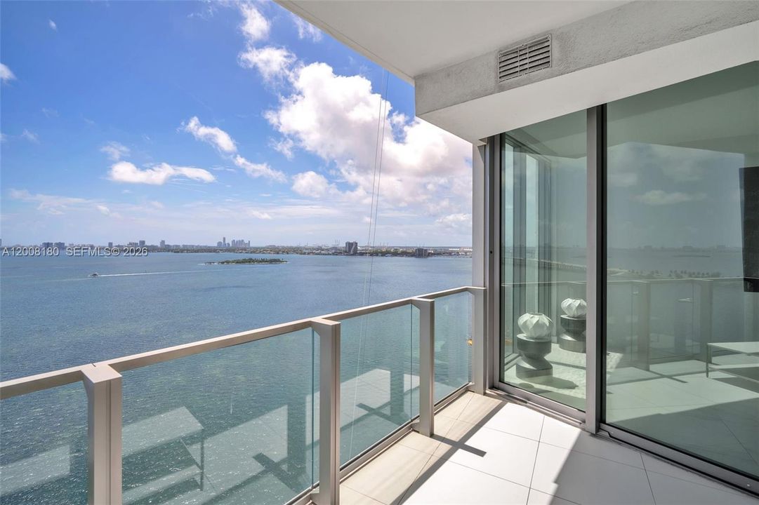Recently Sold: $760,000 (2 beds, 2 baths, 912 Square Feet)