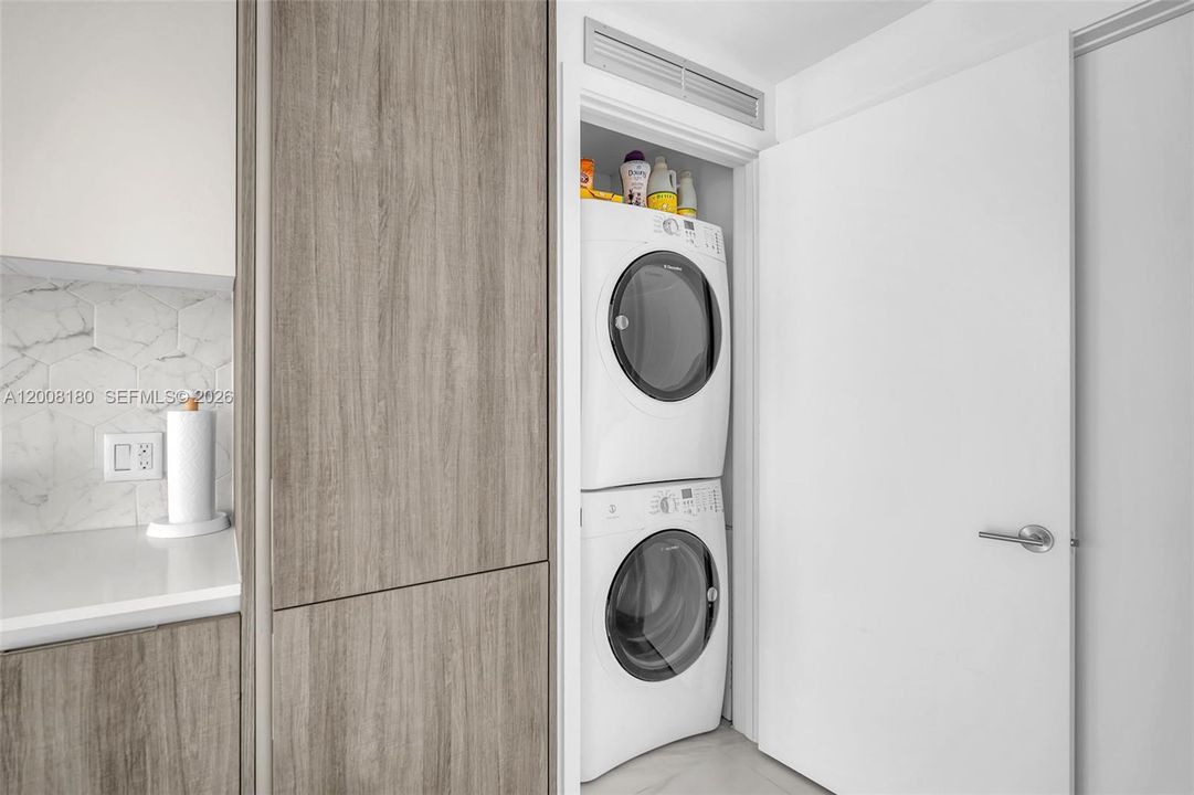 Recently Sold: $760,000 (2 beds, 2 baths, 912 Square Feet)