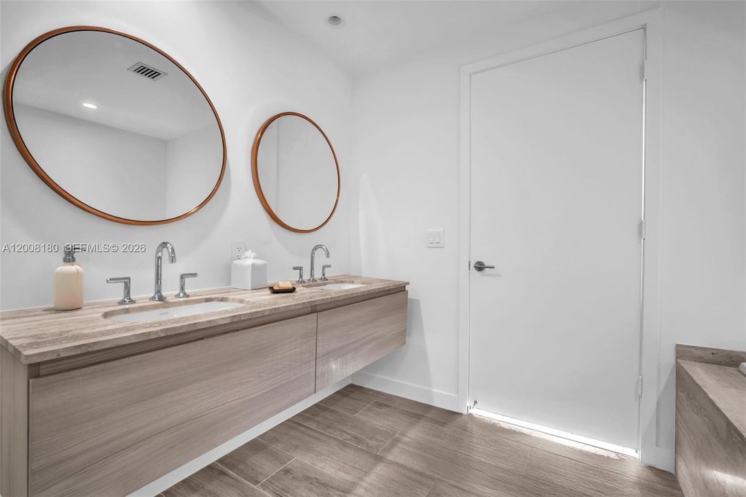 Recently Sold: $760,000 (2 beds, 2 baths, 912 Square Feet)