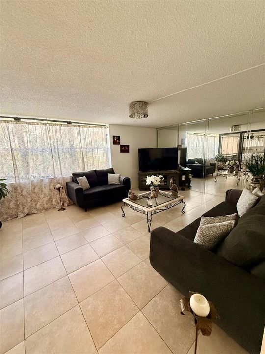 En Venta: $335,000 (3 camas, 2 baños, 1380 Pies cuadrados)