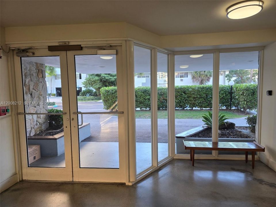 For Sale: $379,000 (1 beds, 1 baths, 760 Square Feet)