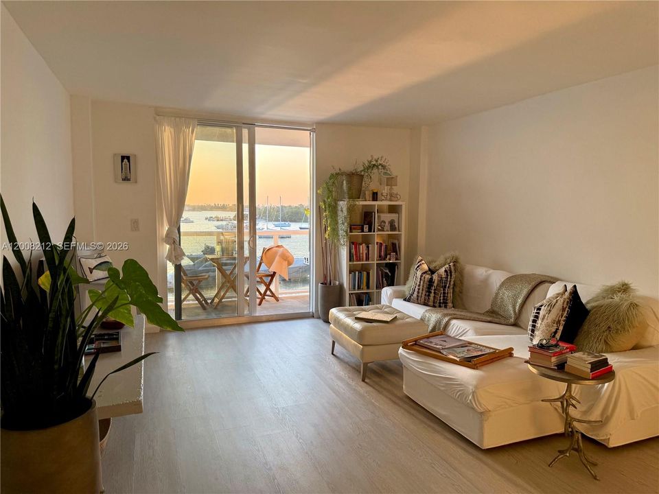 For Sale: $379,000 (1 beds, 1 baths, 760 Square Feet)
