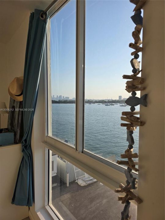 For Sale: $379,000 (1 beds, 1 baths, 760 Square Feet)