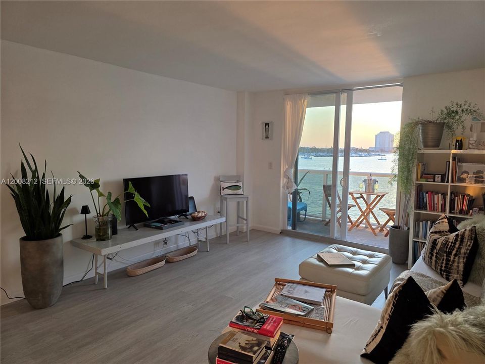 For Sale: $379,000 (1 beds, 1 baths, 760 Square Feet)