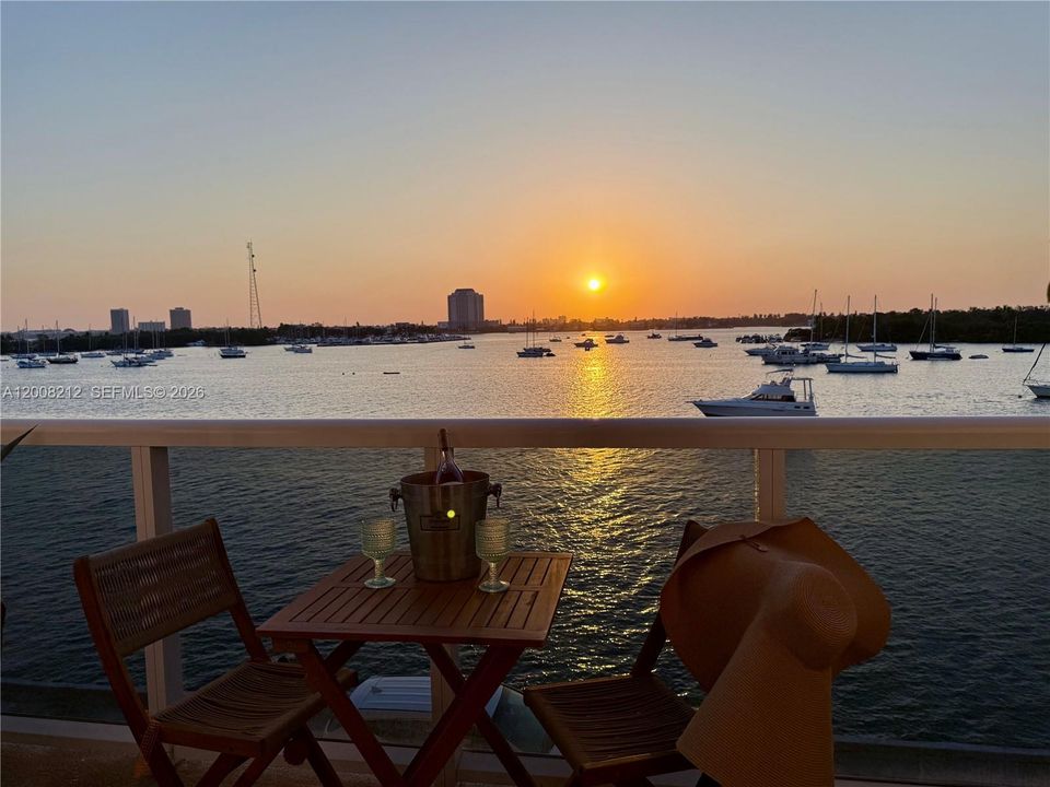 For Sale: $379,000 (1 beds, 1 baths, 760 Square Feet)