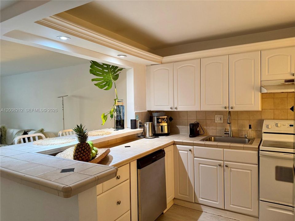 For Sale: $379,000 (1 beds, 1 baths, 760 Square Feet)