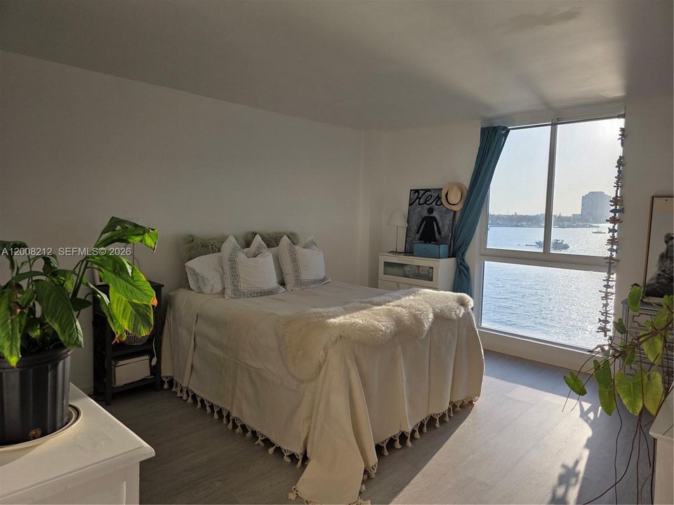 For Sale: $379,000 (1 beds, 1 baths, 760 Square Feet)