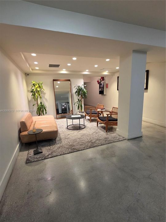 For Sale: $379,000 (1 beds, 1 baths, 760 Square Feet)