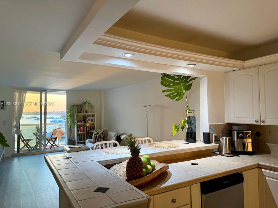 For Sale: $379,000 (1 beds, 1 baths, 760 Square Feet)