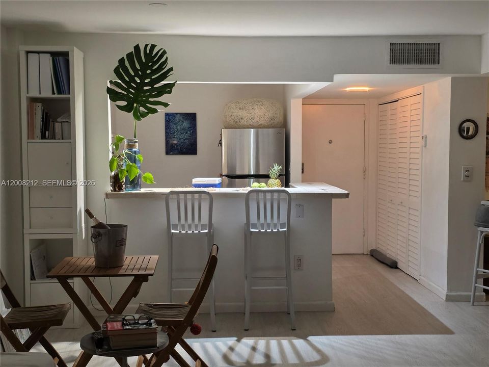 For Sale: $379,000 (1 beds, 1 baths, 760 Square Feet)