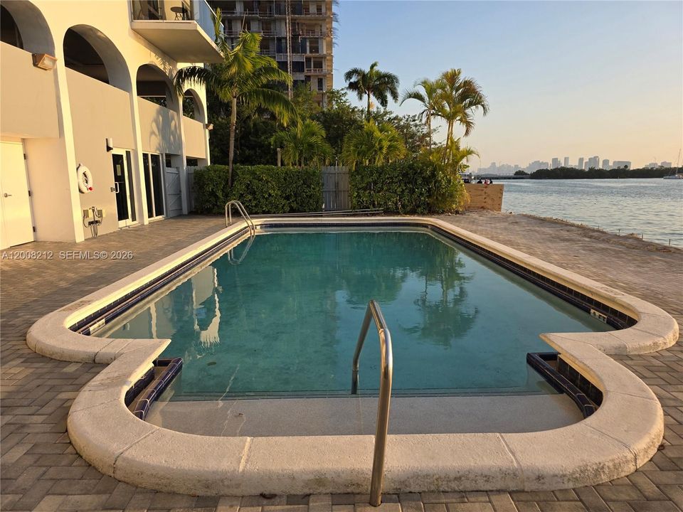 For Sale: $379,000 (1 beds, 1 baths, 760 Square Feet)