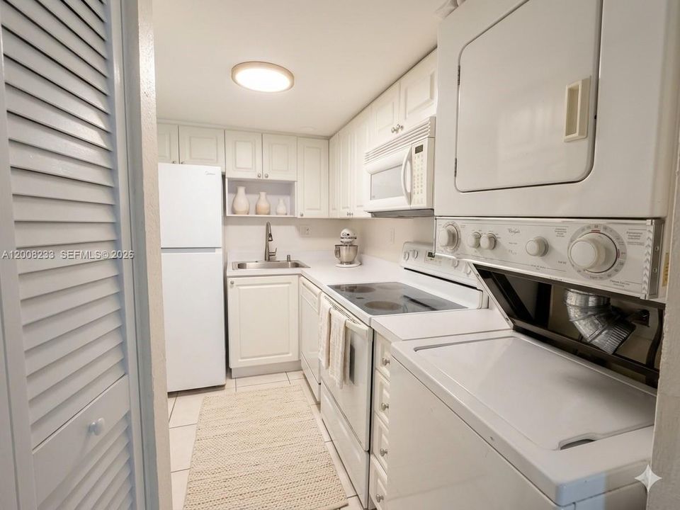 For Sale: $265,000 (1 beds, 1 baths, 574 Square Feet)