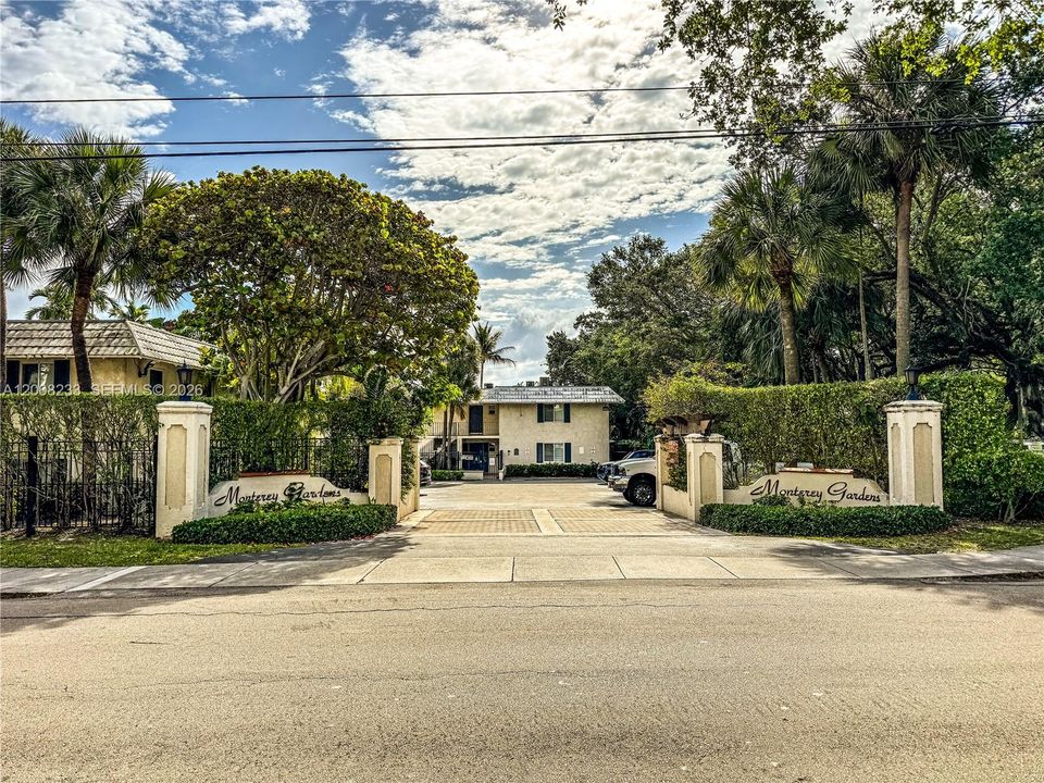 For Sale: $265,000 (1 beds, 1 baths, 574 Square Feet)