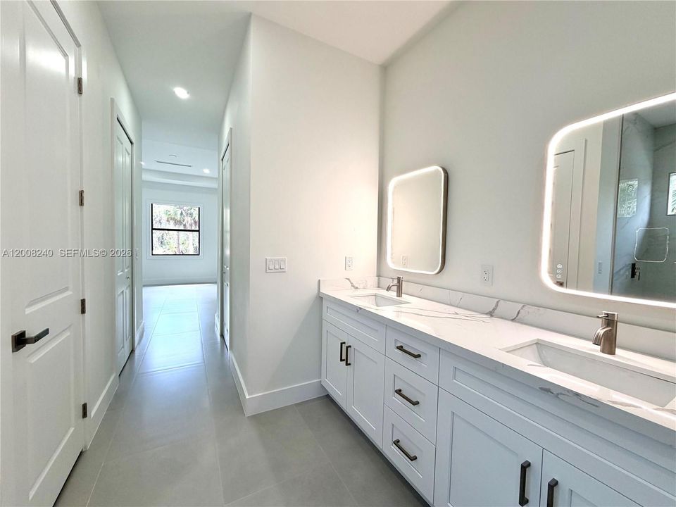 En Venta: $598,500 (4 camas, 2 baños, 2004 Pies cuadrados)