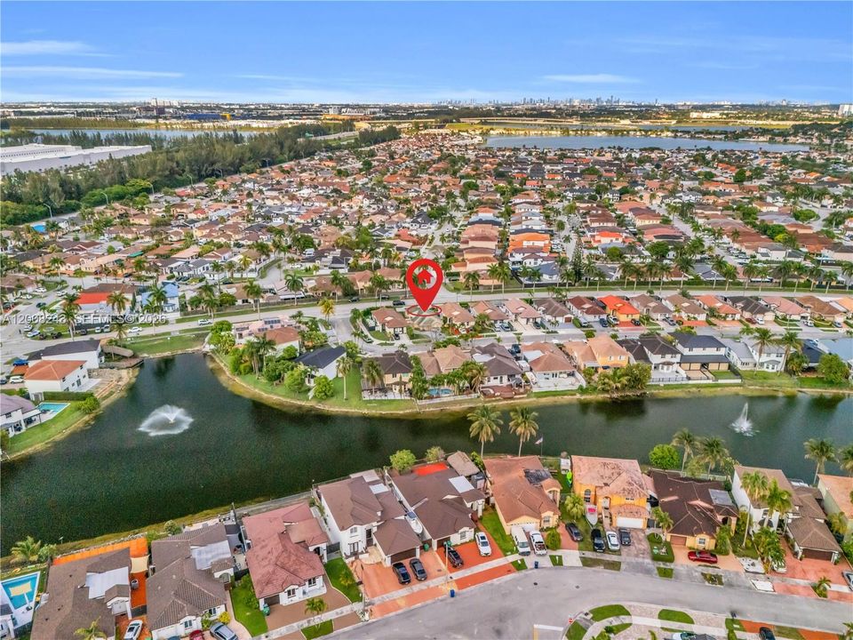 Под контрактом: $635,999 (3 спален, 2 ванн, 1501 Квадратных фут)