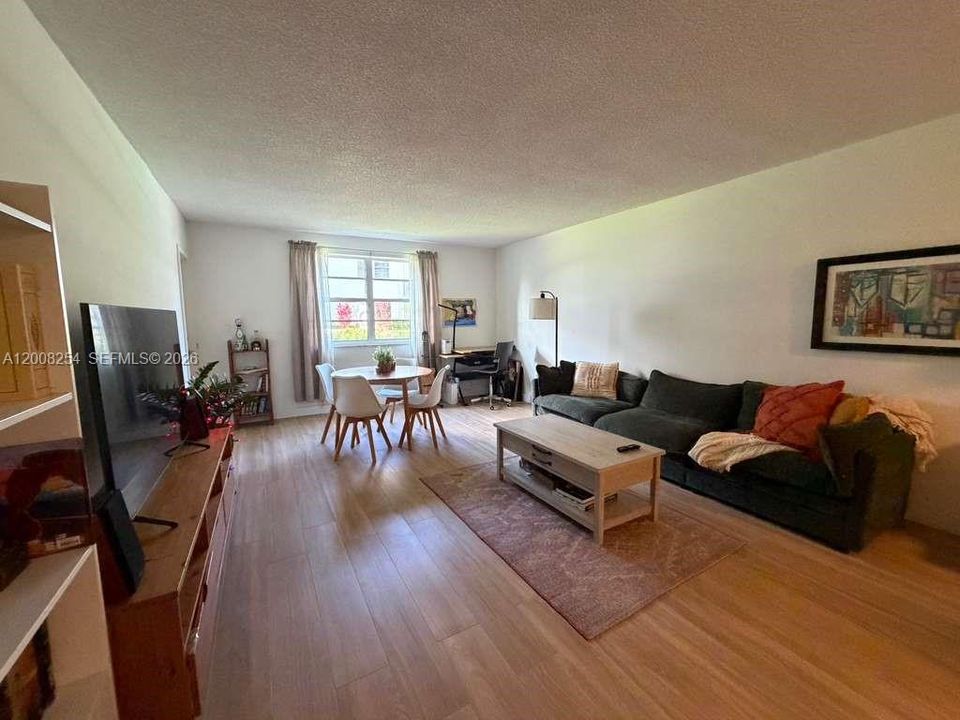 На продажу: $299,999 (2 спален, 2 ванн, 1024 Квадратных фут)