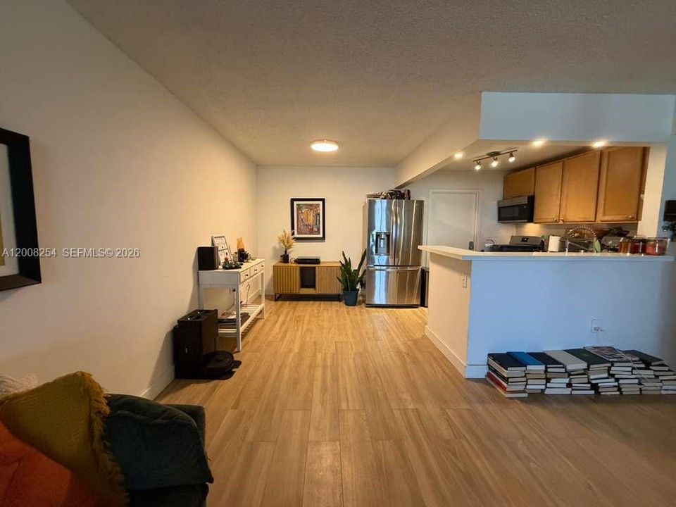 На продажу: $299,999 (2 спален, 2 ванн, 1024 Квадратных фут)