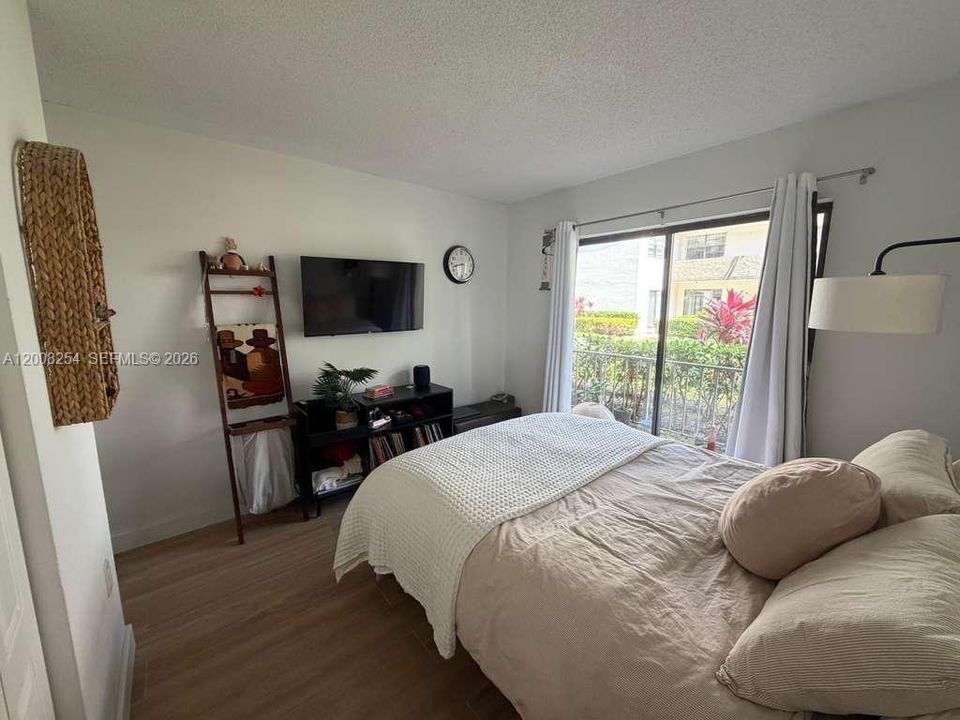 На продажу: $299,999 (2 спален, 2 ванн, 1024 Квадратных фут)