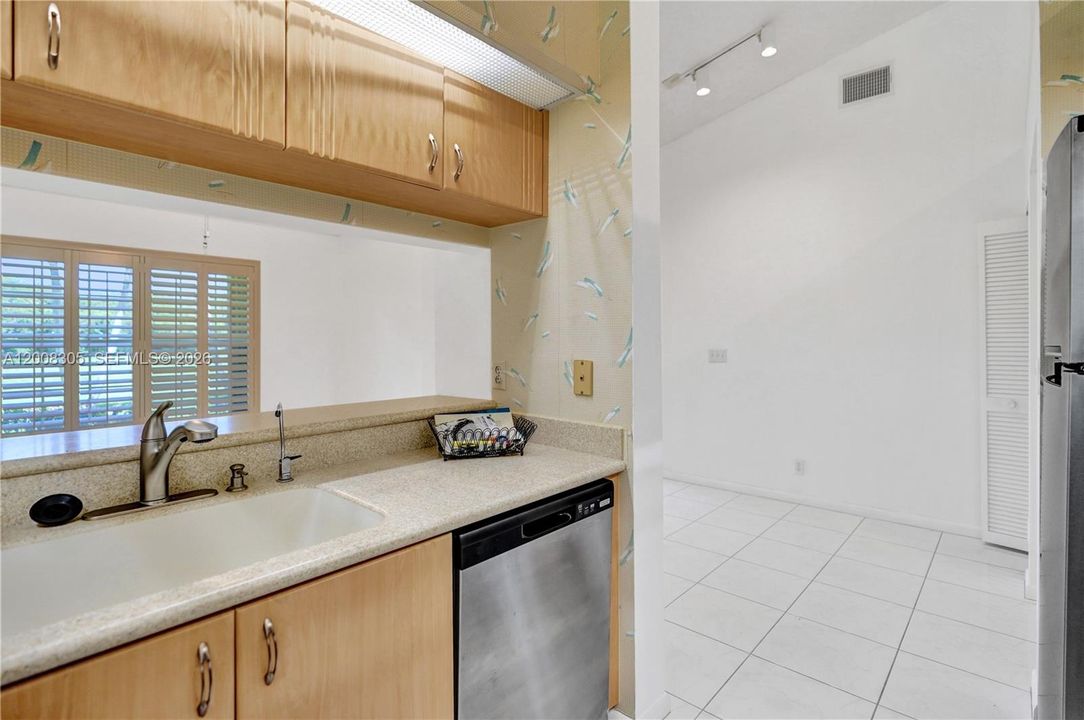 Vendido Recientemente: $299,000 (2 camas, 2 baños, 1516 Pies cuadrados)