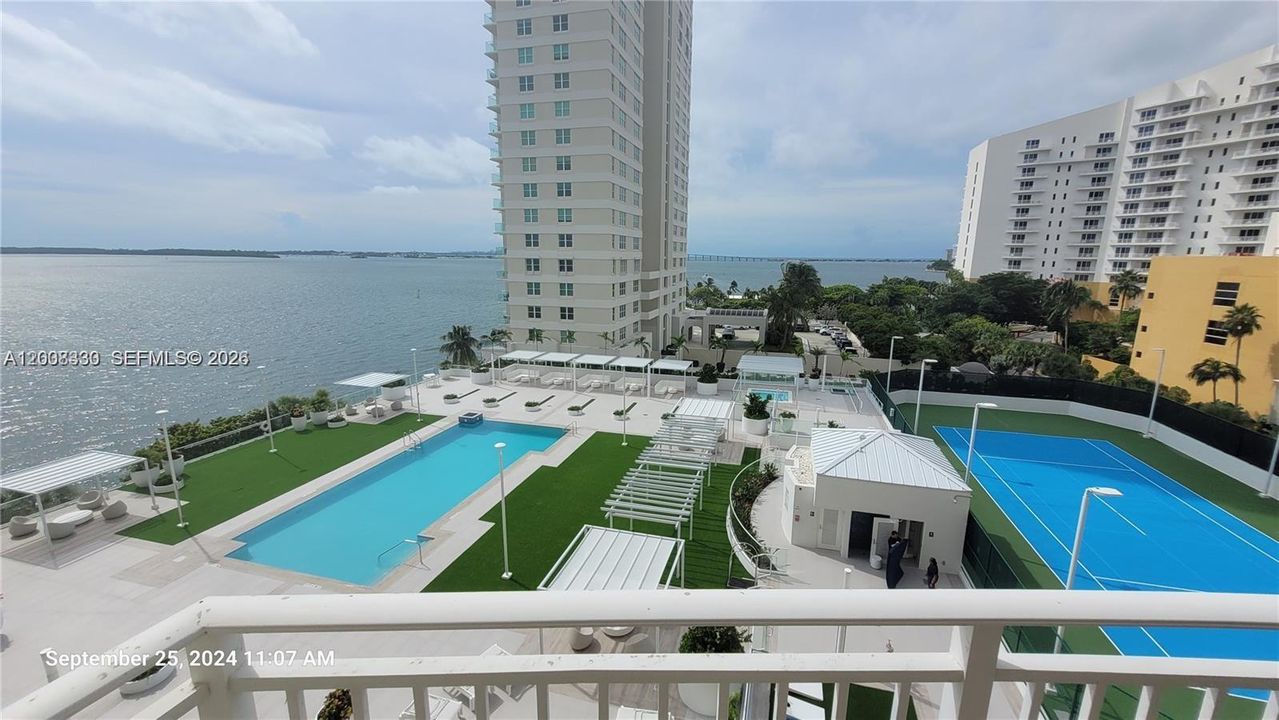 For Sale: $349,000 (1 beds, 1 baths, 735 Square Feet)