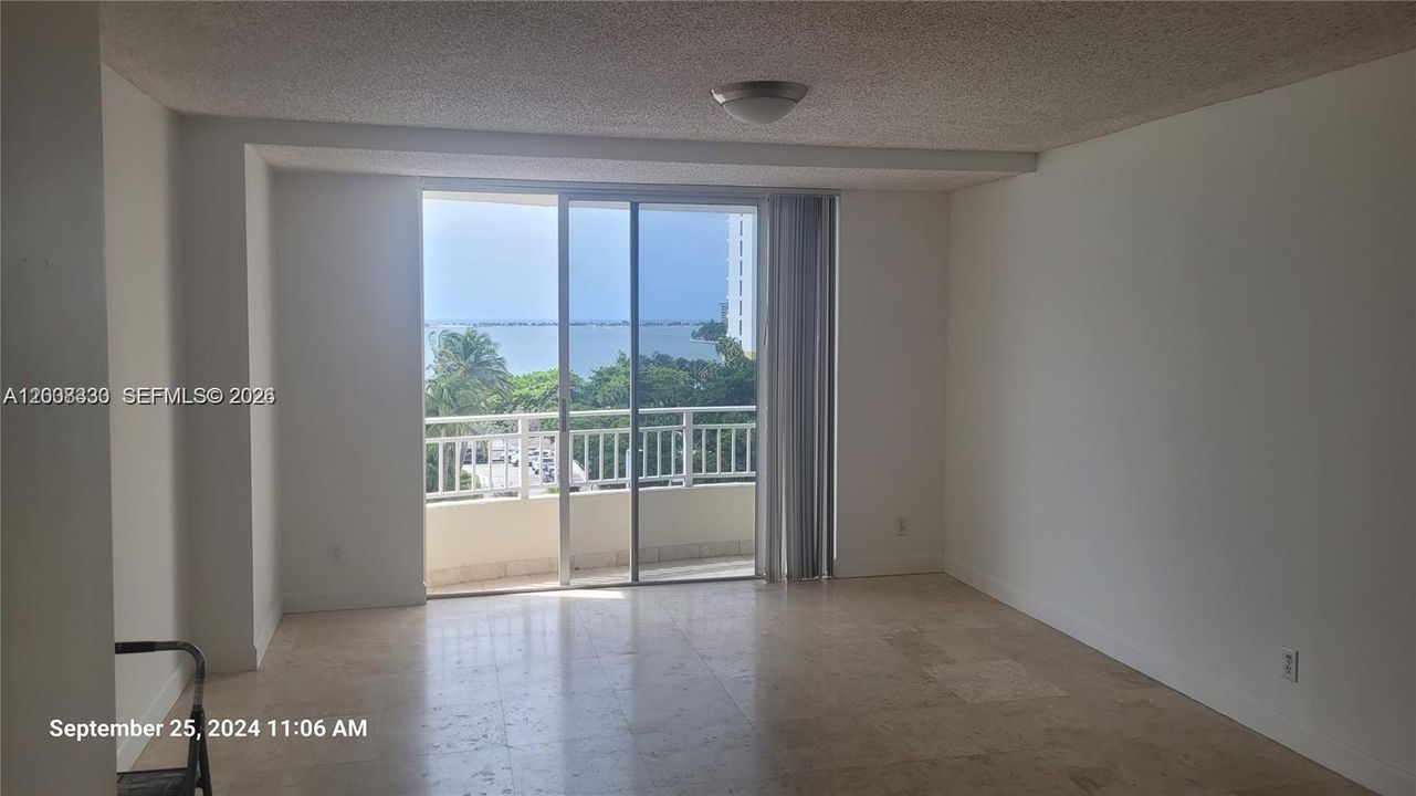 For Sale: $349,000 (1 beds, 1 baths, 735 Square Feet)