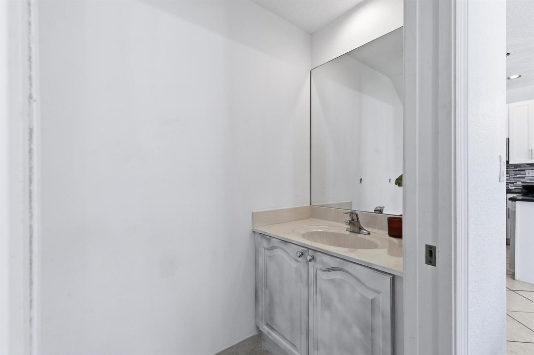 4162_Winnipeg_Way_WPB_010