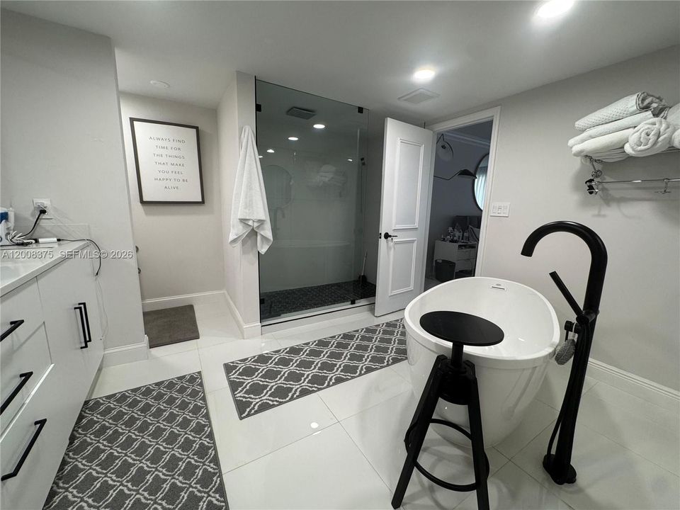 En Venta: $899,000 (3 camas, 2 baños, 2749 Pies cuadrados)