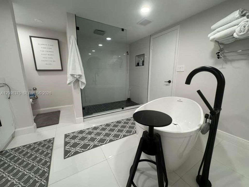 En Venta: $899,000 (3 camas, 2 baños, 2749 Pies cuadrados)