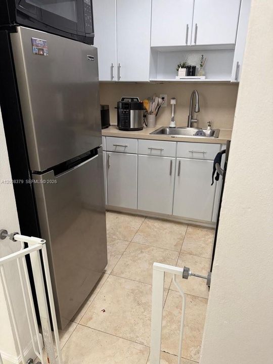 For Sale: $196,000 (1 beds, 1 baths, 607 Square Feet)