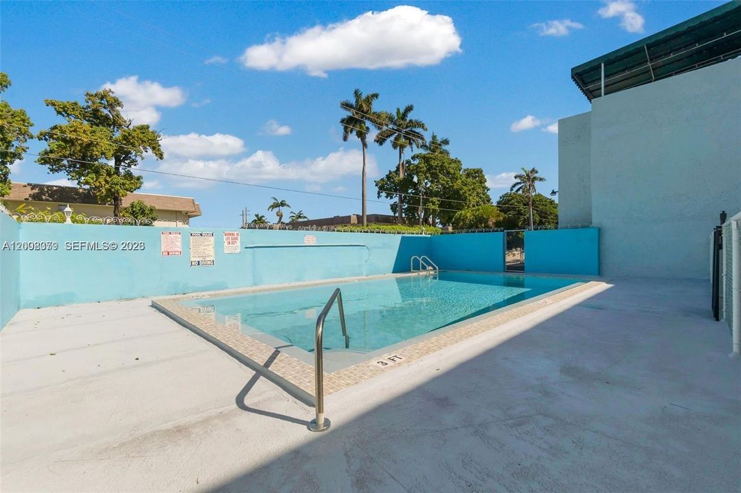 For Sale: $196,000 (1 beds, 1 baths, 607 Square Feet)