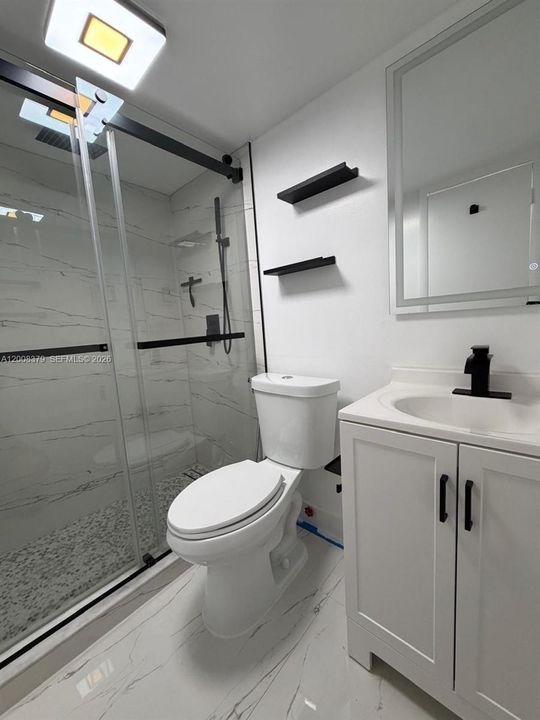 For Sale: $196,000 (1 beds, 1 baths, 607 Square Feet)