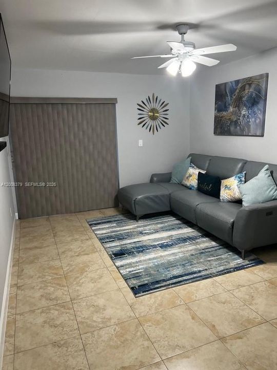 For Sale: $196,000 (1 beds, 1 baths, 607 Square Feet)