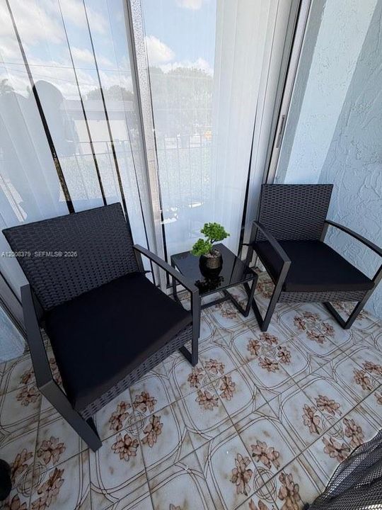 For Sale: $196,000 (1 beds, 1 baths, 607 Square Feet)