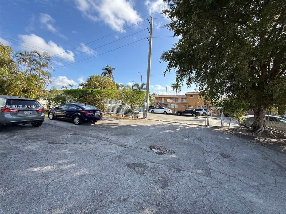 For Sale: $196,000 (1 beds, 1 baths, 607 Square Feet)