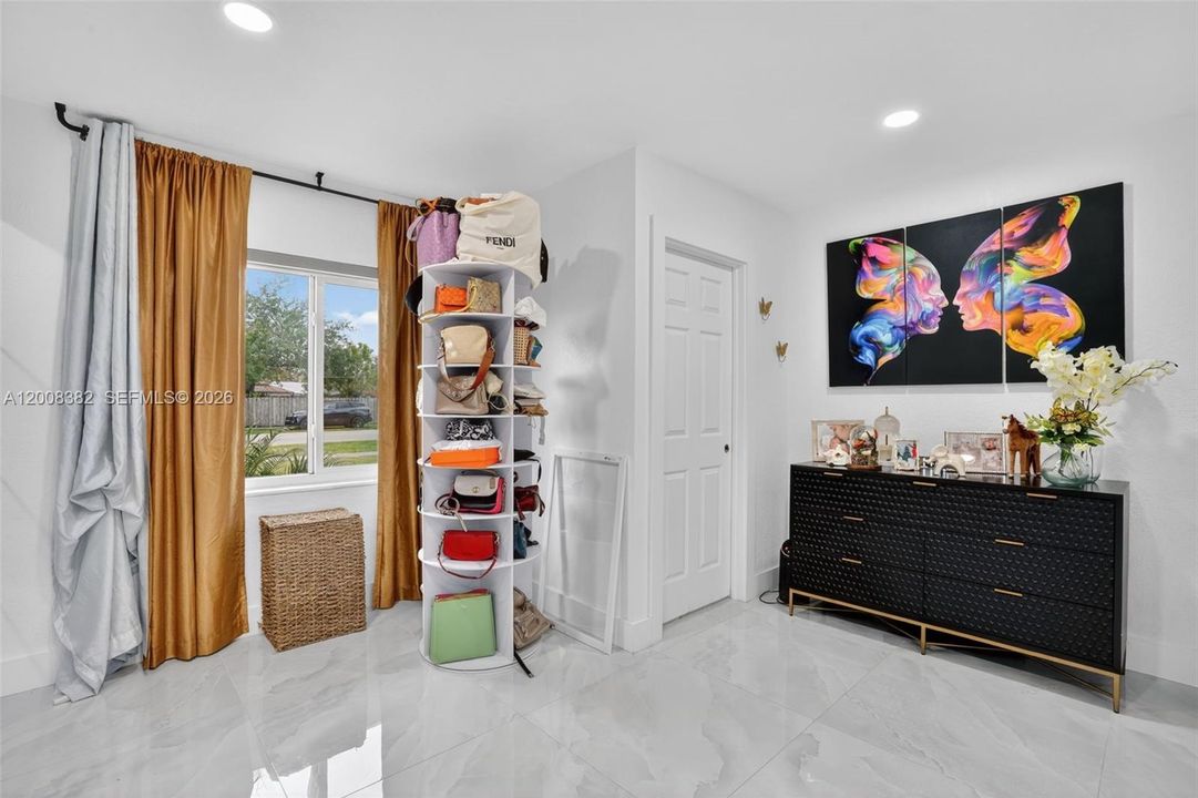 Activo con contrato: $769,000 (4 camas, 2 baños, 1666 Pies cuadrados)