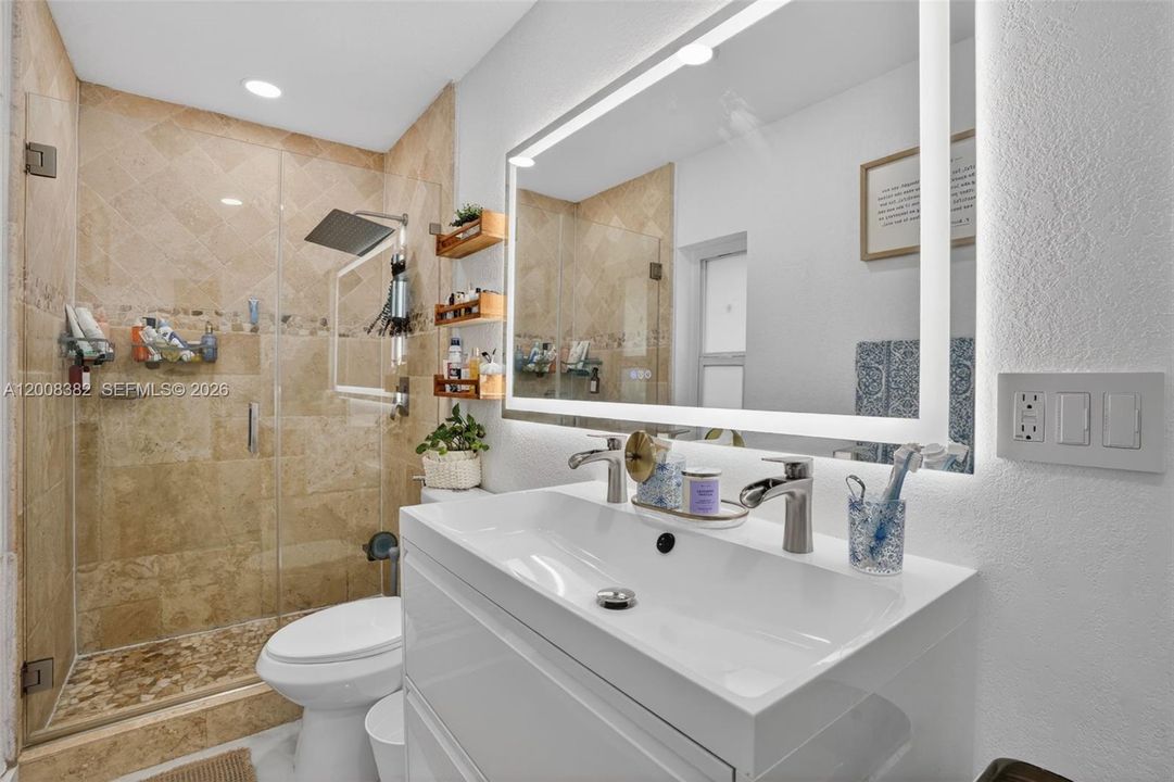 Activo con contrato: $769,000 (4 camas, 2 baños, 1666 Pies cuadrados)