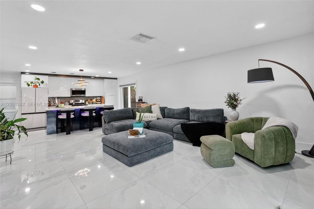 Activo con contrato: $769,000 (4 camas, 2 baños, 1666 Pies cuadrados)