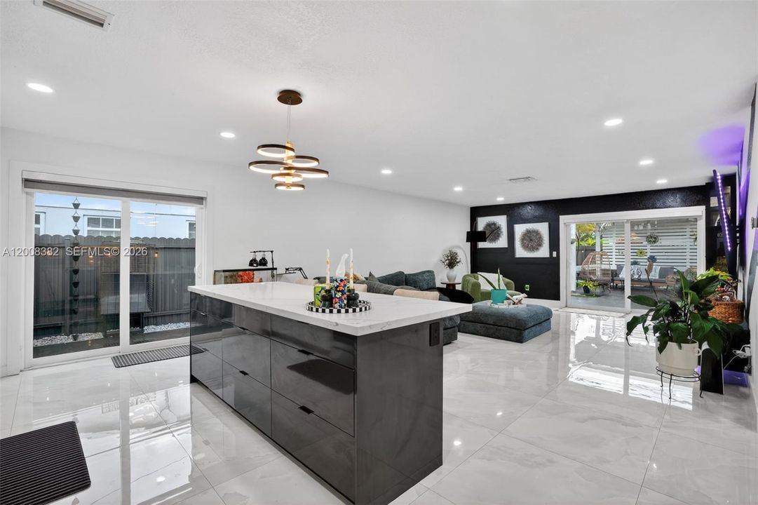 Activo con contrato: $769,000 (4 camas, 2 baños, 1666 Pies cuadrados)
