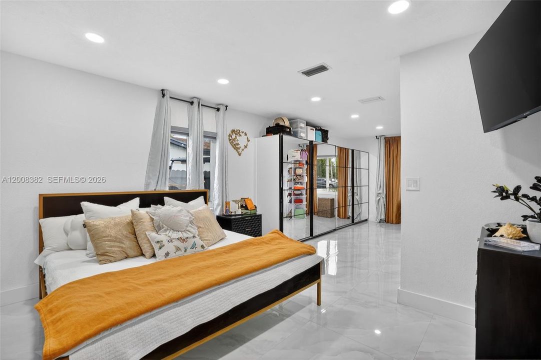 Activo con contrato: $769,000 (4 camas, 2 baños, 1666 Pies cuadrados)