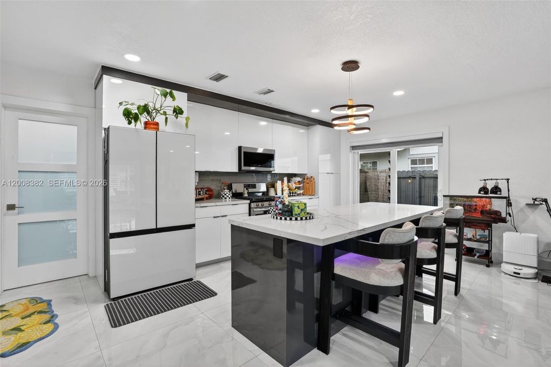 Activo con contrato: $769,000 (4 camas, 2 baños, 1666 Pies cuadrados)