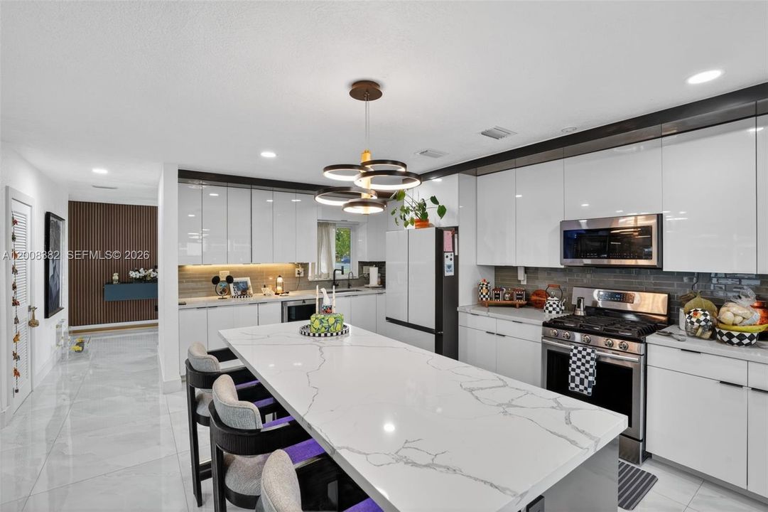 Activo con contrato: $769,000 (4 camas, 2 baños, 1666 Pies cuadrados)