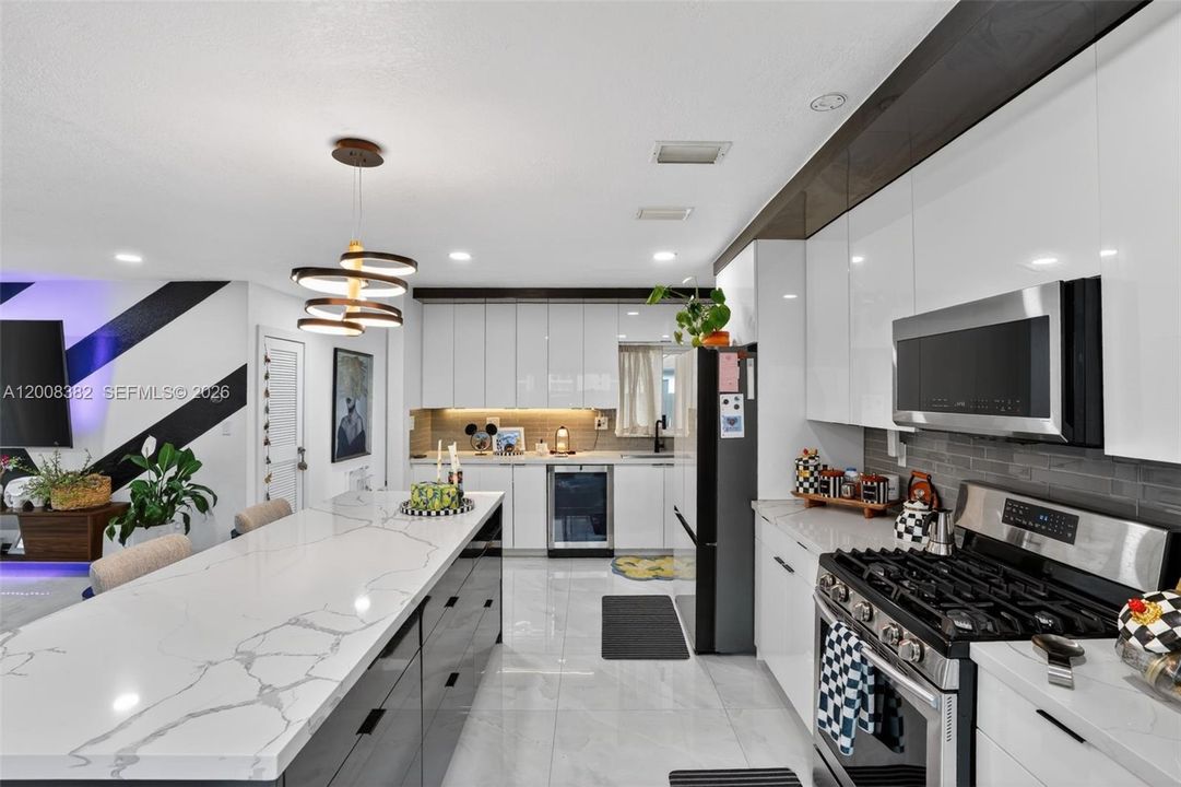 Activo con contrato: $769,000 (4 camas, 2 baños, 1666 Pies cuadrados)