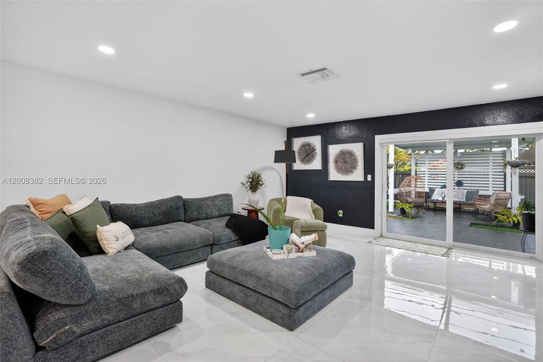 Activo con contrato: $769,000 (4 camas, 2 baños, 1666 Pies cuadrados)