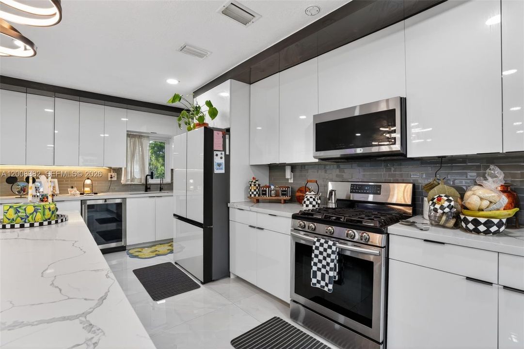 Activo con contrato: $769,000 (4 camas, 2 baños, 1666 Pies cuadrados)