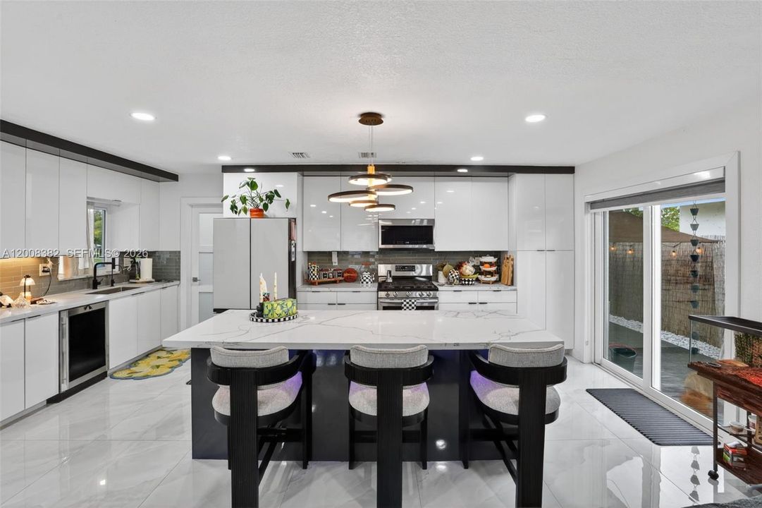 Activo con contrato: $769,000 (4 camas, 2 baños, 1666 Pies cuadrados)